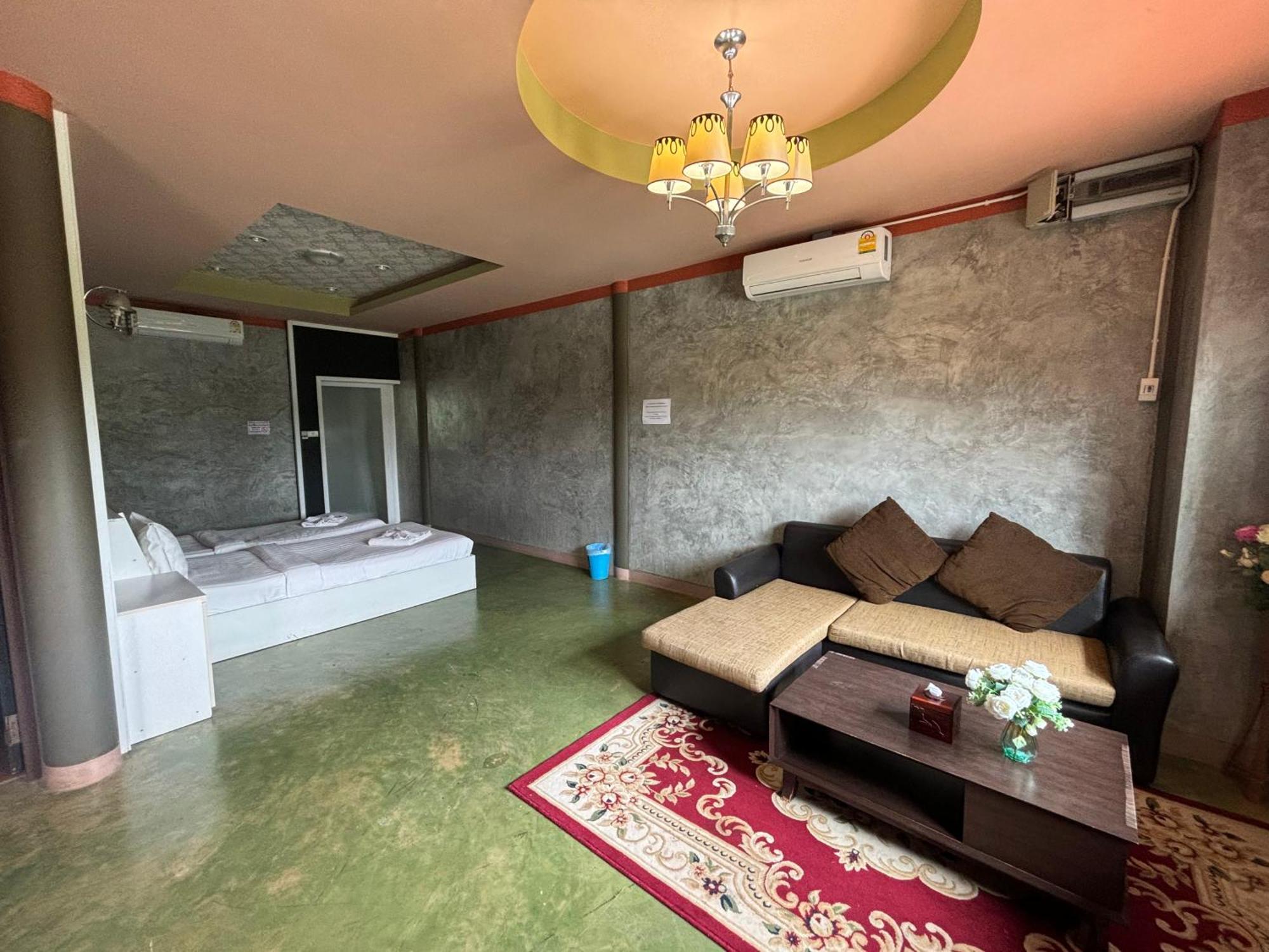 Revolution Kanchanaburi Adventure Hq Ban Chuk Kum Dış mekan fotoğraf